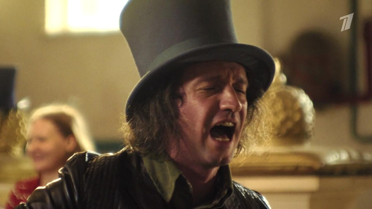 НО поёт с отдачей — душевно так.