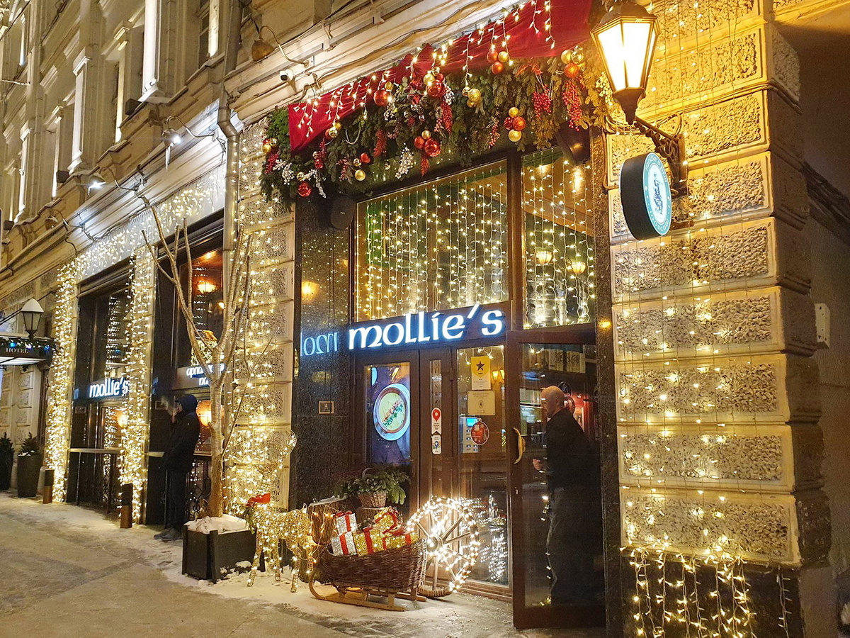 Вход в паб Mollie's