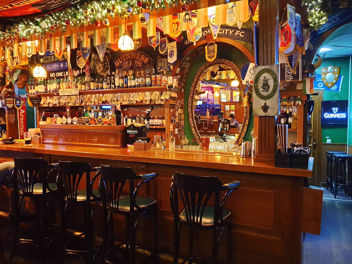 Барная зона в пабе Mollie's