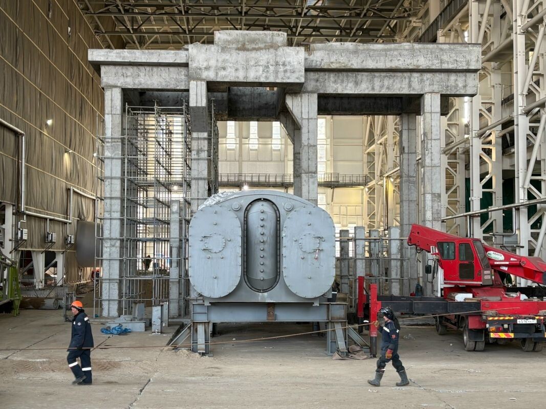    Тем временем на ХТЭЦ-4 начали монтаж новой турбины.