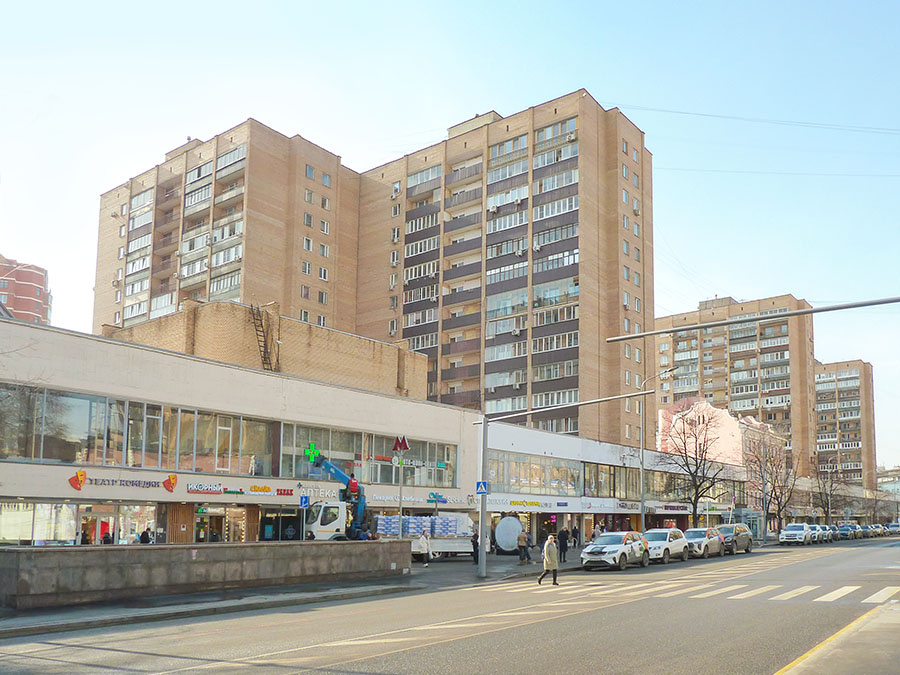 слева - театр Комедии - Селезнёвская улица, 34