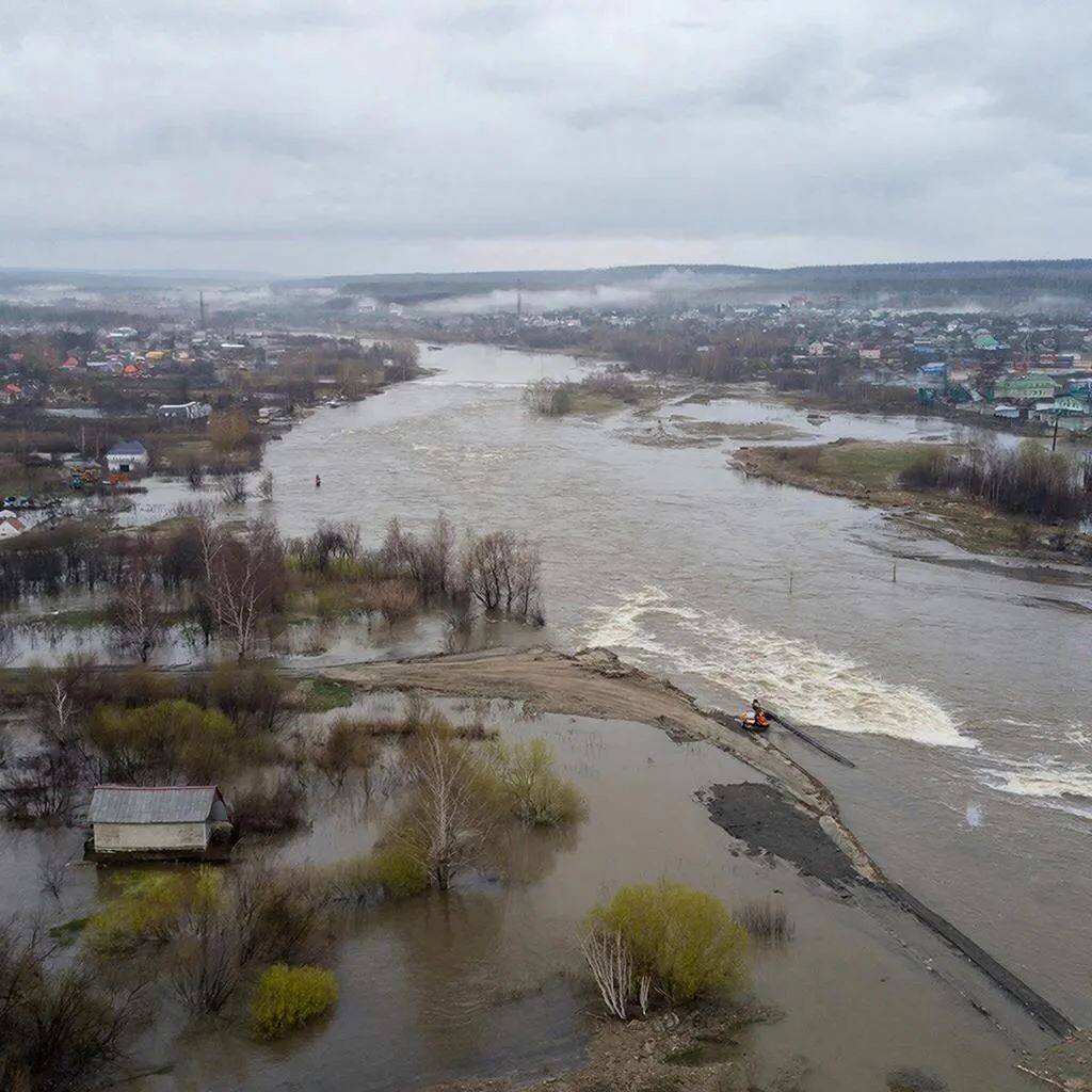 При наихудшем сценарии достижение опасных отметок возможно на левобережье Томска.  Фото: Изображение сгенерировано нейросетью / Станислав Казаченко