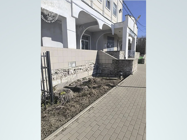 В Твери разрушается крыльцо детской поликлиники №2. СК и прокуратура ведут проверку