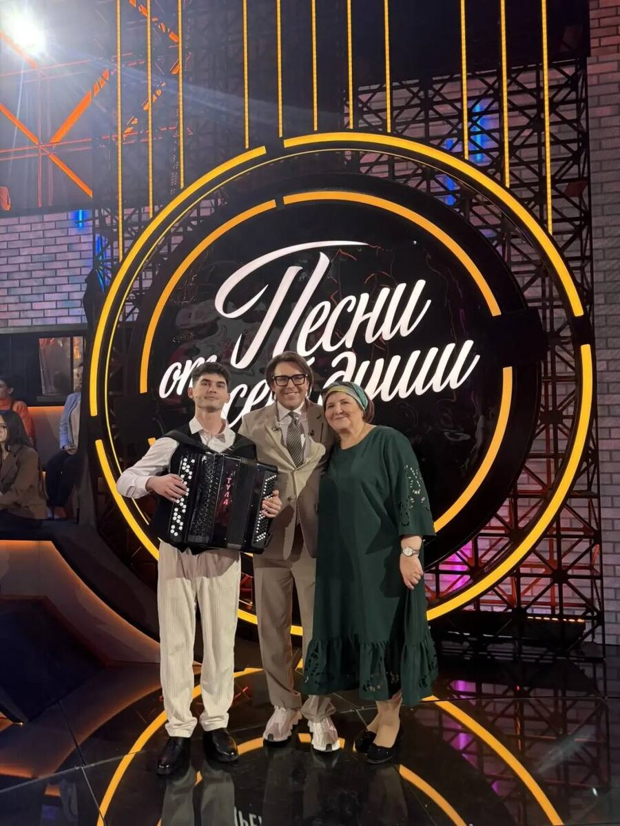 Вместе с Андреем Малаховым на записи телепередачи «Песни от всей души».
Фото: архив Егора Кадаева