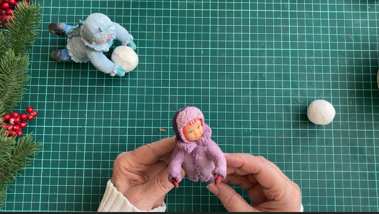 Полосками ватной жатки украшаем воротник, полочки и рукава шубки. Фото автора.