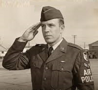 Рядовой ВВС первого класса Карлос (Чак) Рэй Норрис со знаками отличия Службы Военно-воздушной полиции. Для пролетарского паренька из Оклахомы тогда пределом мечтаний было после службы поступить на работу в полицию...