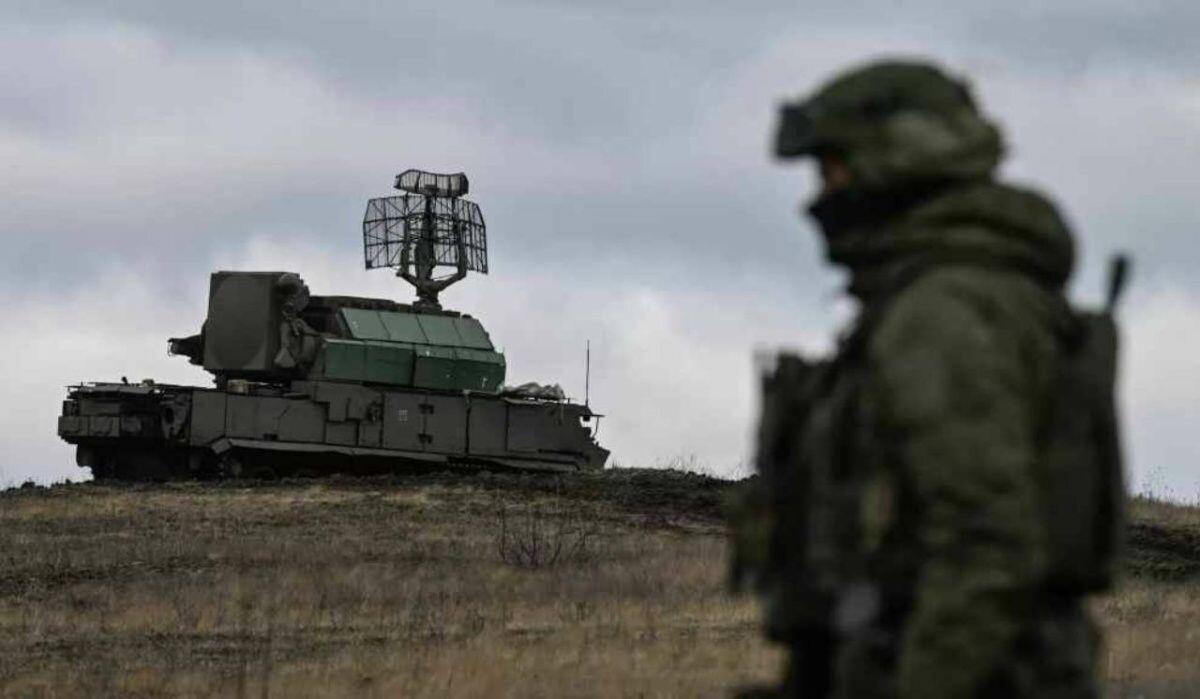     "Тор-М1" и военный России. Источник: ria.ru Автор фото: Станислав Красильников