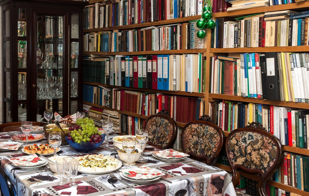 с трудом все разобрала в берлоге ГП. Так он называет свой кабинет