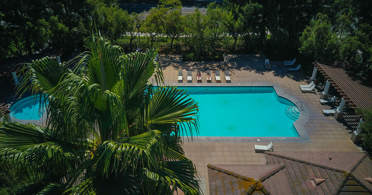 Бассейн жилого комплекса в Таиланде.