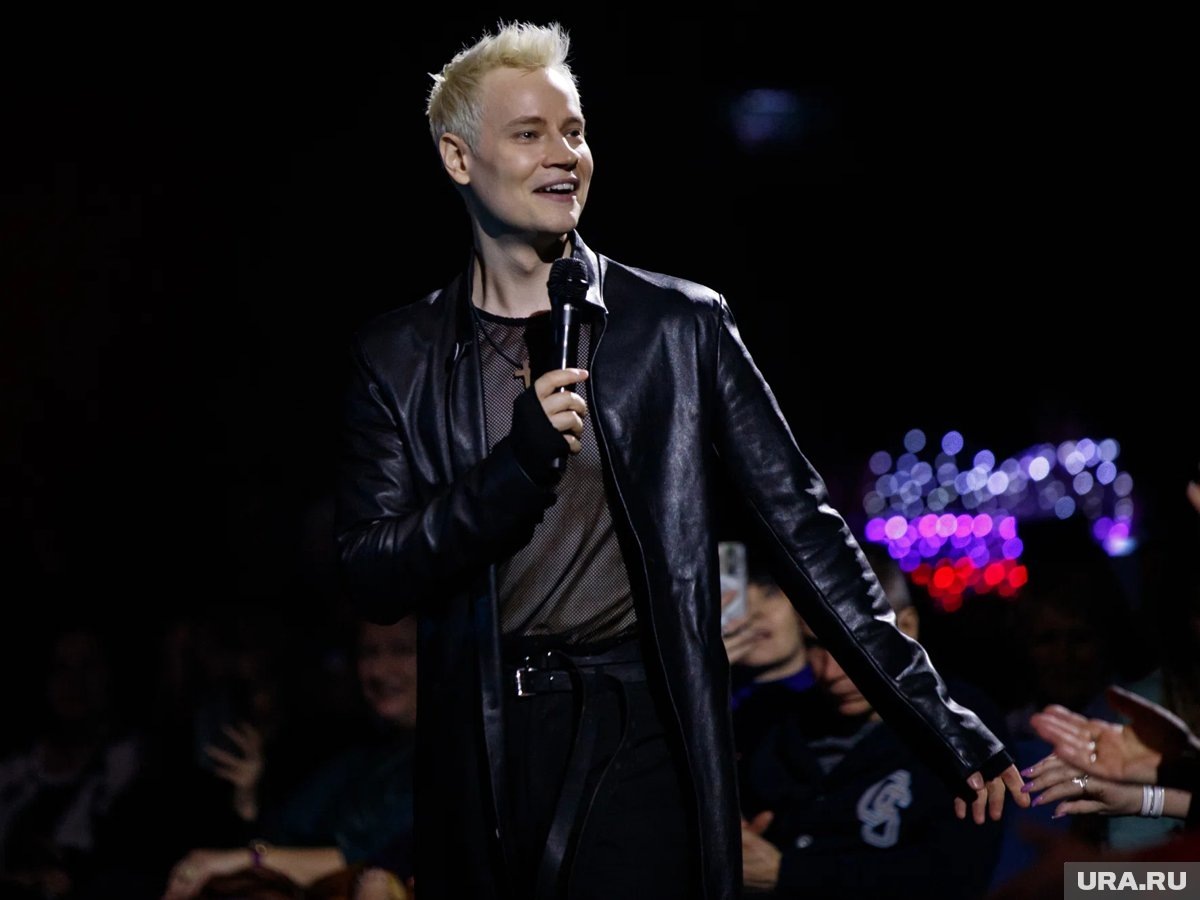     Тюменский ансамбль привлек внимание певца Шамана плакатом и костюмами