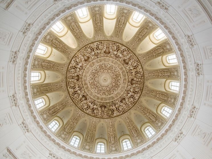 Купол с росписью в технике гризайль. Петровский путевой дворец. Москва Фотография: Горшков Игорь, фотобанк "Лори".