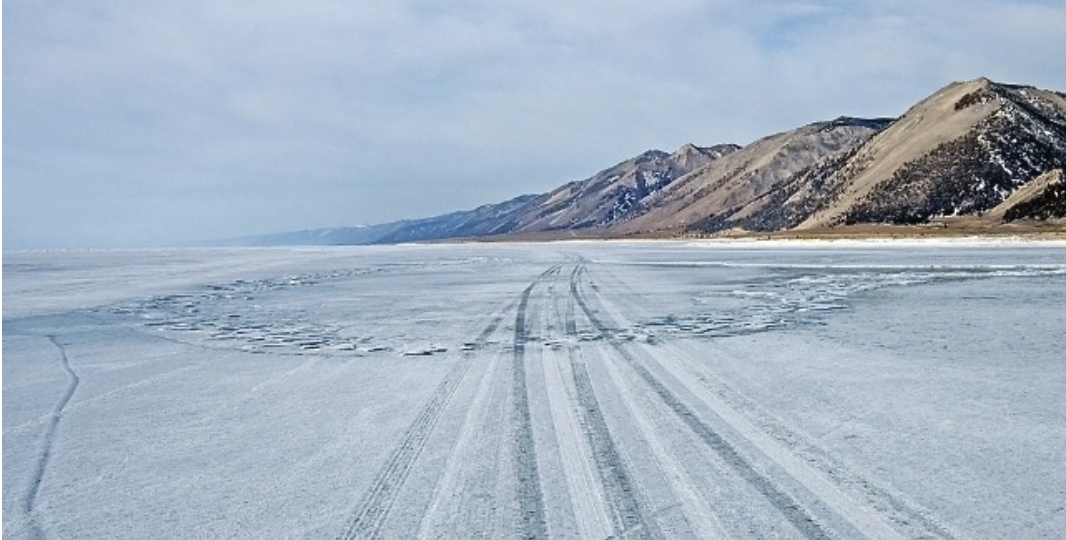«По грудь в ледяной воде». Пенсионер в третий раз штурмует Байкал пешком