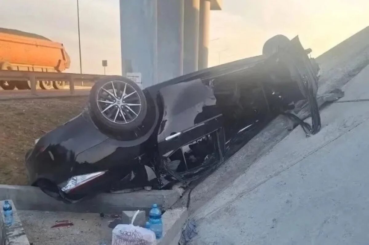    19-летний астраханец перевернулся на трассе в Калмыкии: пострадали дети