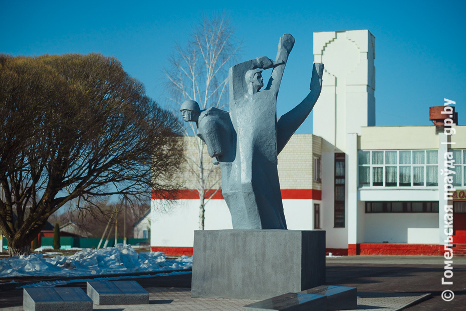 Главная достопримечательность – памятник кормянским воинам и землякам, погибшим в годы Великой Отечественной войны