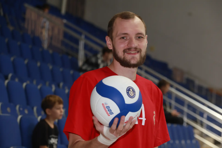    Волейболист ВК «Оренбуржье» Максим Максименко рассказал о пути в большой спорт Антон Пичурин