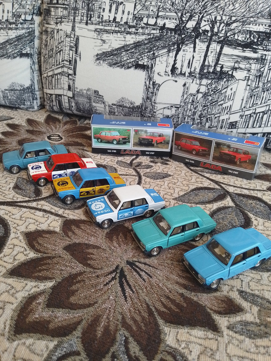 Классические Жигули семейства ВАЗ-2105 и 2107. Среди них есть и достаточно редкие А39 и А40.