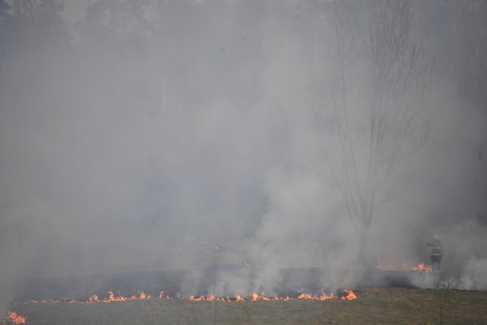    Выжигания проводят под наблюдением пожарных. Иван МАКЕЕВ