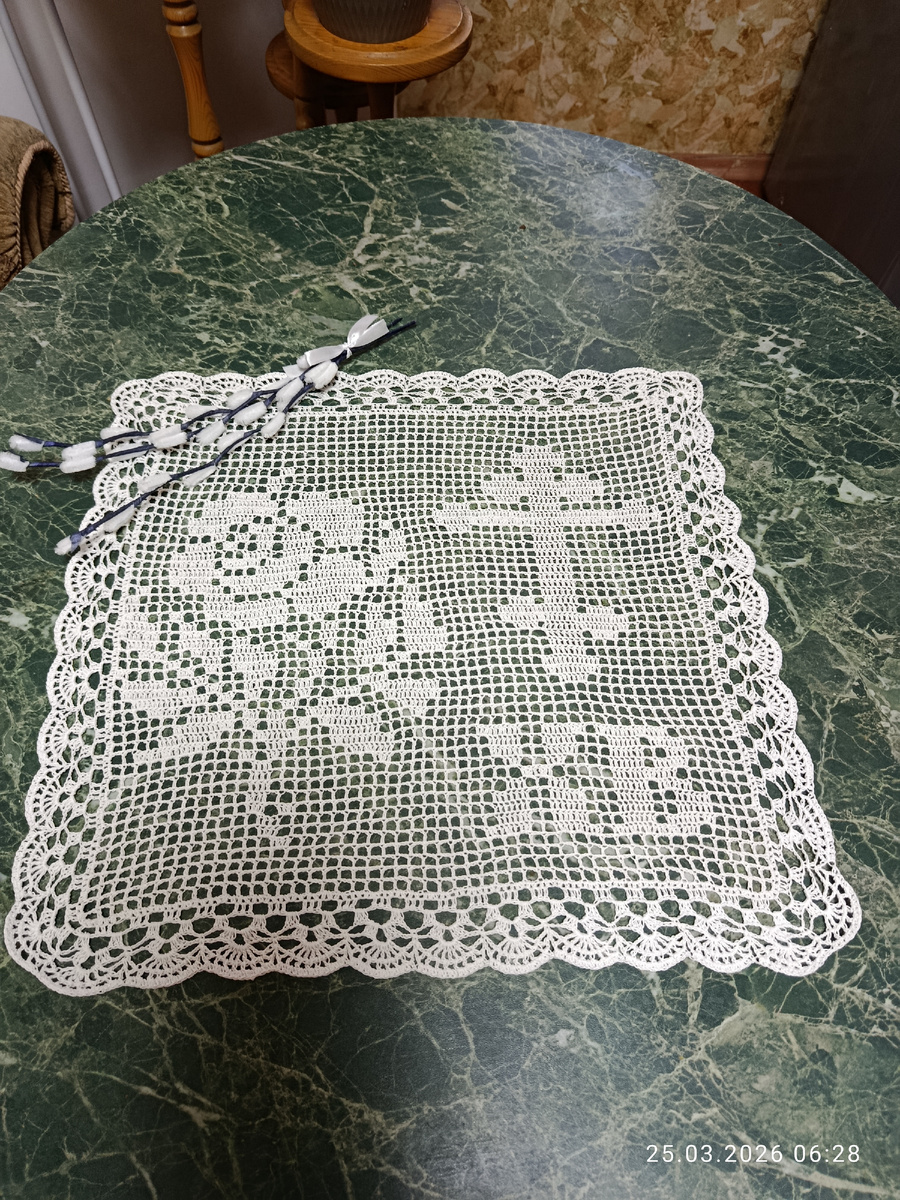 Зато не спеша связала себе салфетку по собственному эскизу. Но не удержалась и выставила ее на Авито за 850 рублей (в надежде, что не купят, и оставлю ее себе). Но салфетку "увели" на третий день, так что сейчас скоренько вяжу такую же...