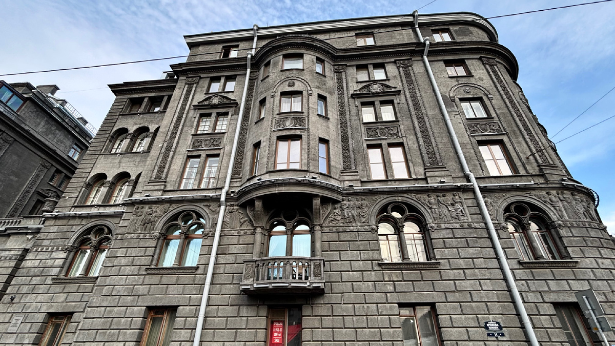 Чёрный дом на берегу Крюкова канала