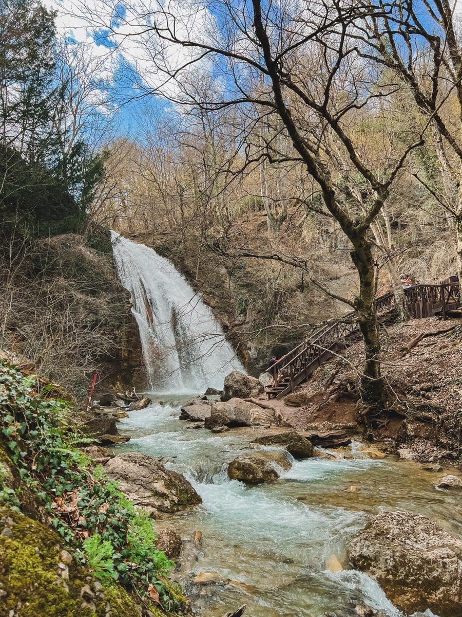Оборудованная тропа ведёт прямо к подножию водопада. Очень удобно. Особенно для моих лап. 