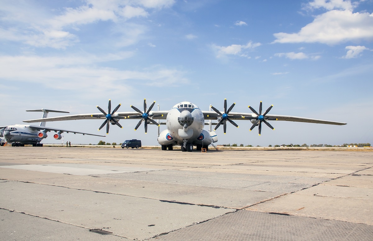 Тяжелый военно-транспортный самолет Антонов Ан-22А и сменивший его в цехах Ташкентского авиазавода имени Чкалова средний транспортный Ильюшин Ил-76