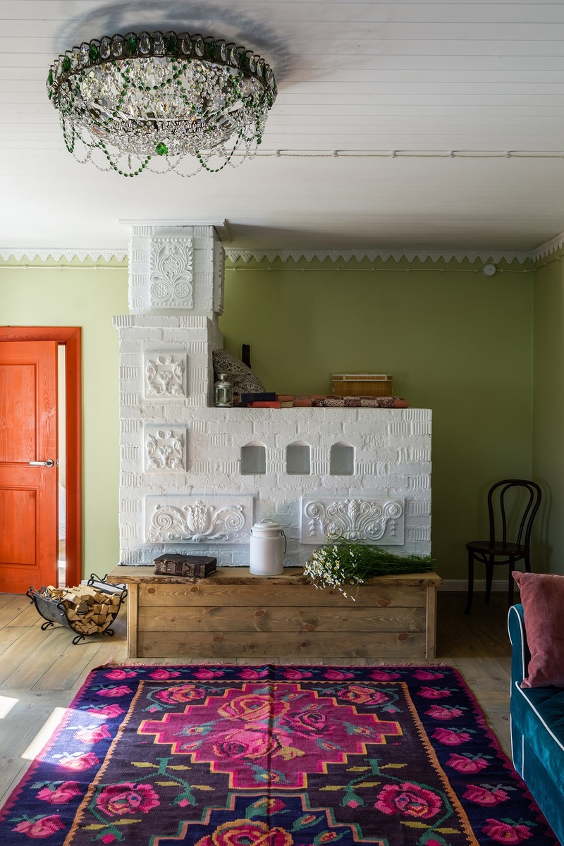 Этот дом XIX века был отреставрирован и благоустроен для сдачи в аренду. Он находится в тихом и зелёном месте в нескольких километрах от Суздаля — старинном селе Крапивье. Интерьер сказочного домика под Суздалем, дизайнер Анастасия Муравьёва