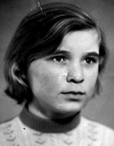 Первая любовь Буйнова - простая деревенская девушка Любаша, к которой он бегал на свидания в самоволку, он тогда служил на Алтае в армии. 11 км - столько было от части до поселка в степи!