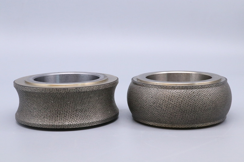 В сфере ультрапрецизионной металлообработки качество и допуски готовой детали напрямую зависят от состояния шлифовального круга. Именно здесь на помощь приходит алмазный правящий ролик (в промышленности также известный как ролик алмазный фасонный). Это высокоточный вращающийся инструмент, предназначенный для профилирования, очистки и правки шлифовальных кругов, возвращающий им исходную геометрию и максимальную режущую способность.
