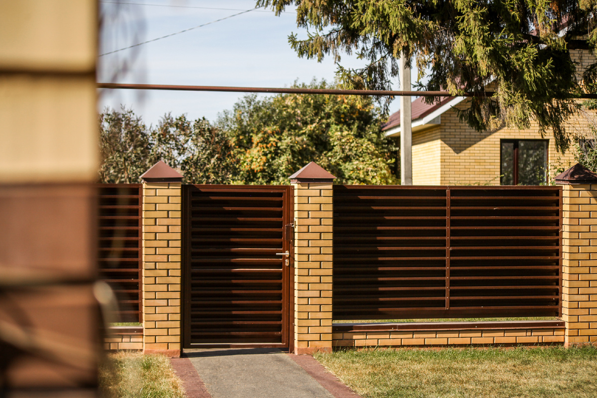 забор жалюзи в частном доме