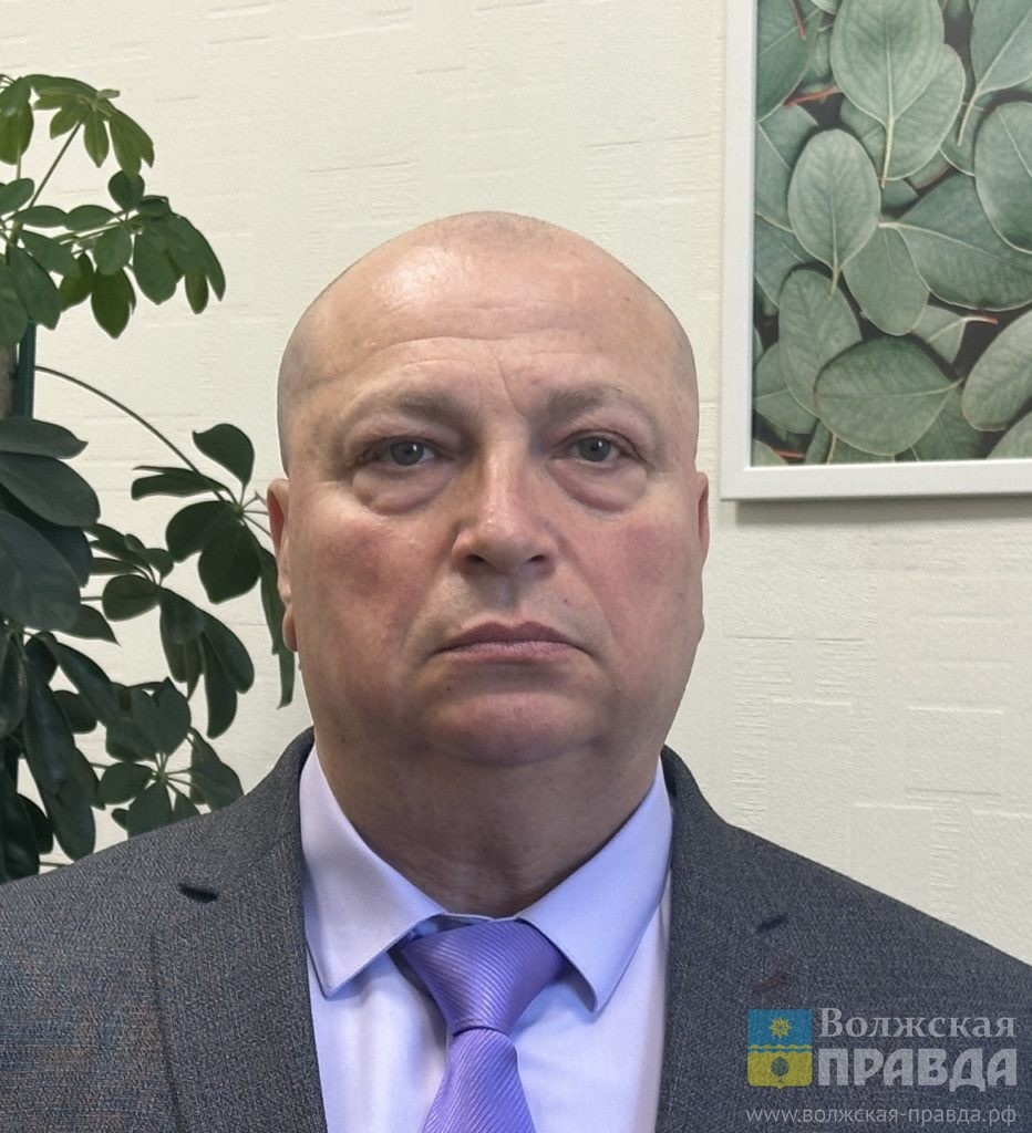 Сергей Лапиков, заместитель председателя комитета потребительского рынка и обслуживания населения📷    Когда завезут песок и воду на кладбища Волжского, и почему на них ограничат въезд
