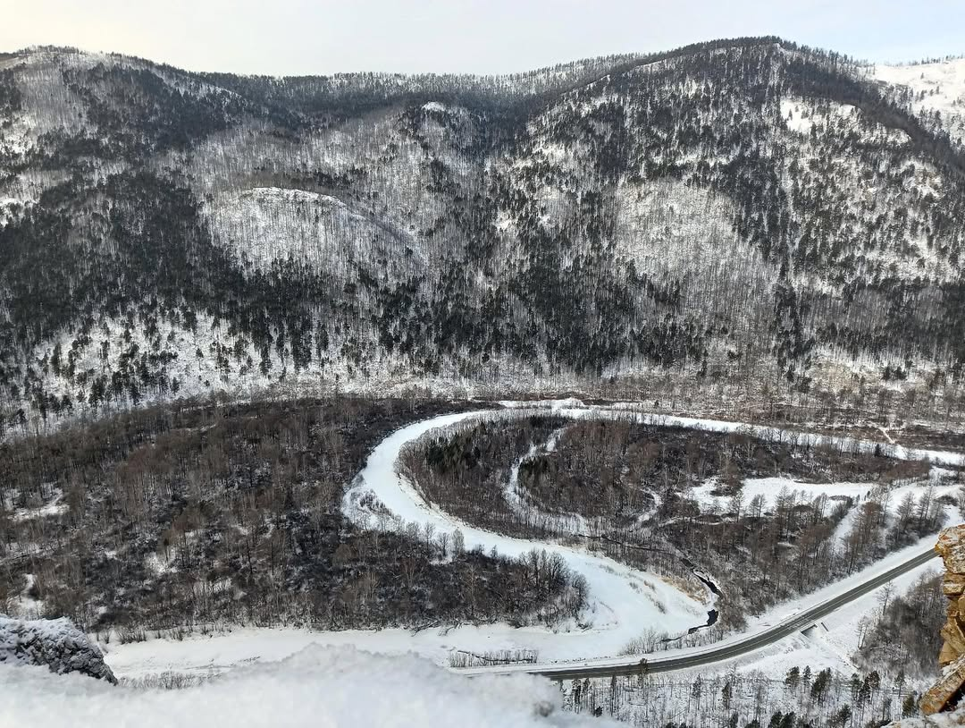 

Река берет свое начало с северного склона Приморского хребта, напротив пади Харгино. Ее длина – 120-130 км. Непонятно почему Голоустная, начинаясь недалеко от Байкала, делает потом большую петлю, чтобы снова вернуться к озеру и отдать свои воды ему. В своем стремлении к Байкалу река изрезала степь на 8 русел, 5 из них высохли, вода течет только по трем оставшимся. Издалека посмотришь – одни голые устья. Отсюда и название – Голоустная. По-бурятски имя реки звучит так: Идин-Гол (от самодийского иди-вода).