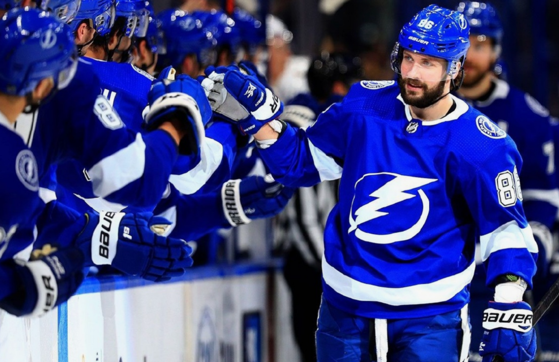 Никита Кучеров продолжает лидировать в бомбардирской гонке НХЛ. Фото: соцсети