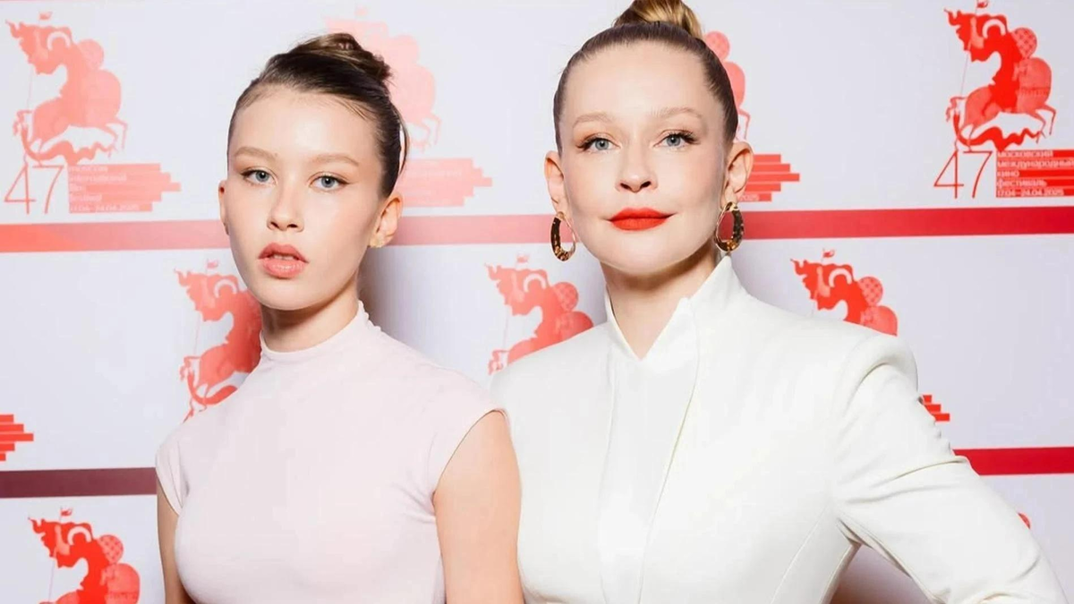    Юлия Пересильд с дочерью Анной. Фото: Инстаграм (запрещён в РФ) @juliaperesild