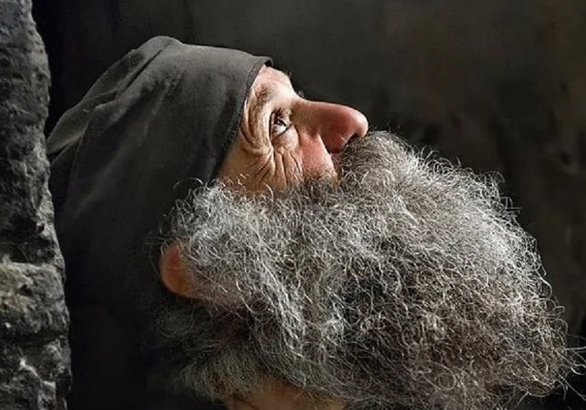 Монах задрал голову повыше, вгляделся в небо...