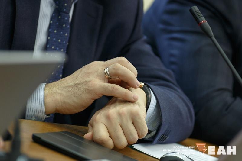    ЕАН. Руки мужчины в костюме