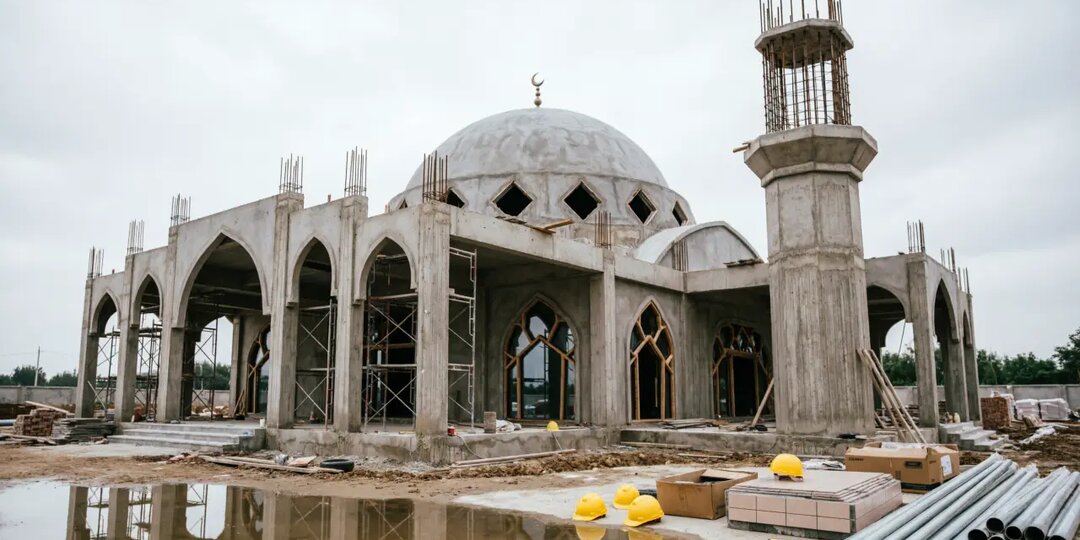 Мигранты строят мечеть вместо школы вопреки запрету прокуратуры