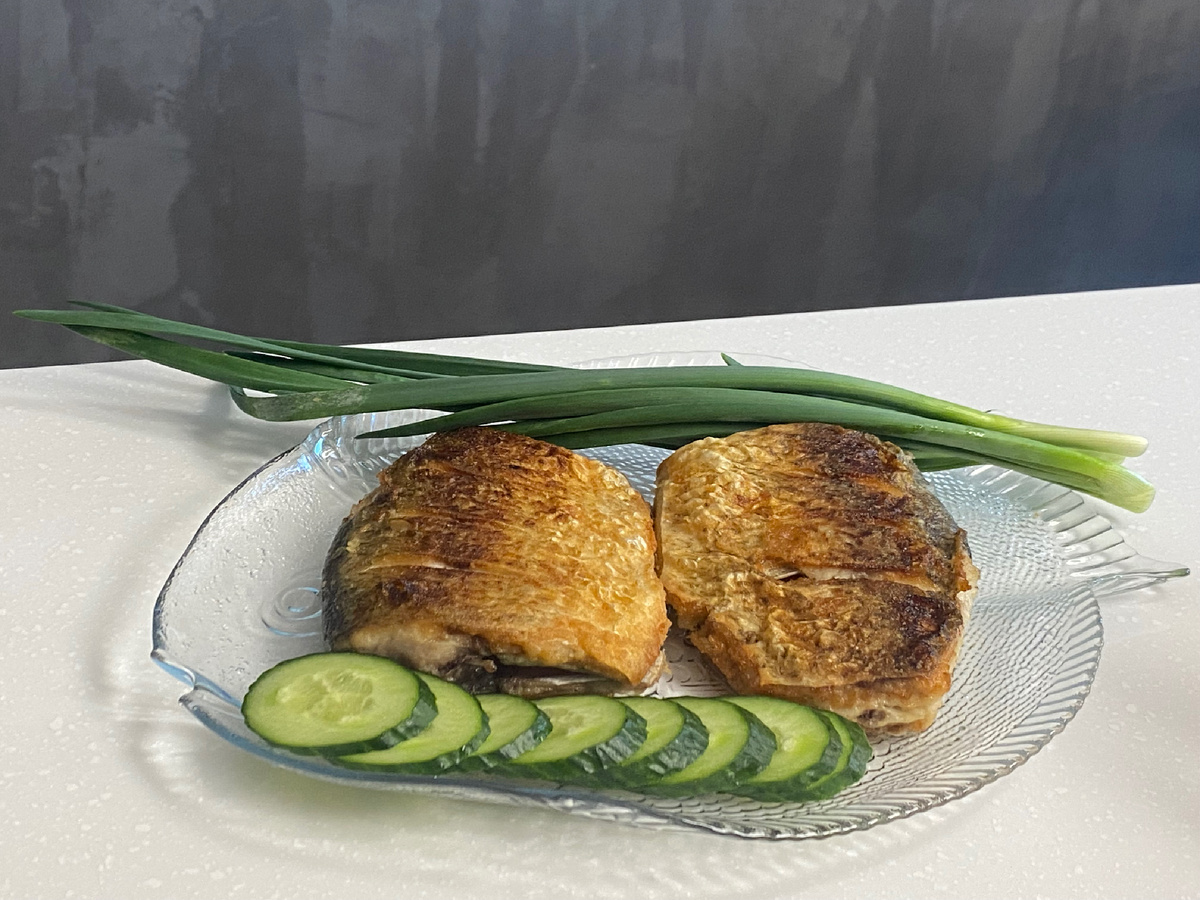 Когда у моей бабушки, у Зылички было плохое настроение, она шла готовить. И выбирала обычно сложное блюдо. Дед в таких случаях подмигивал и говорил — эх, « отхватим» мы сегодня леща. Бабушка любила разрабатывать мелкуб моторику в период стресса — вынимать из речной рыбы все косточки, делала это так мастерски, не повредив структуру. Вот и я от неё переняла этот опыт. Ловите леща, временные неприятности! 