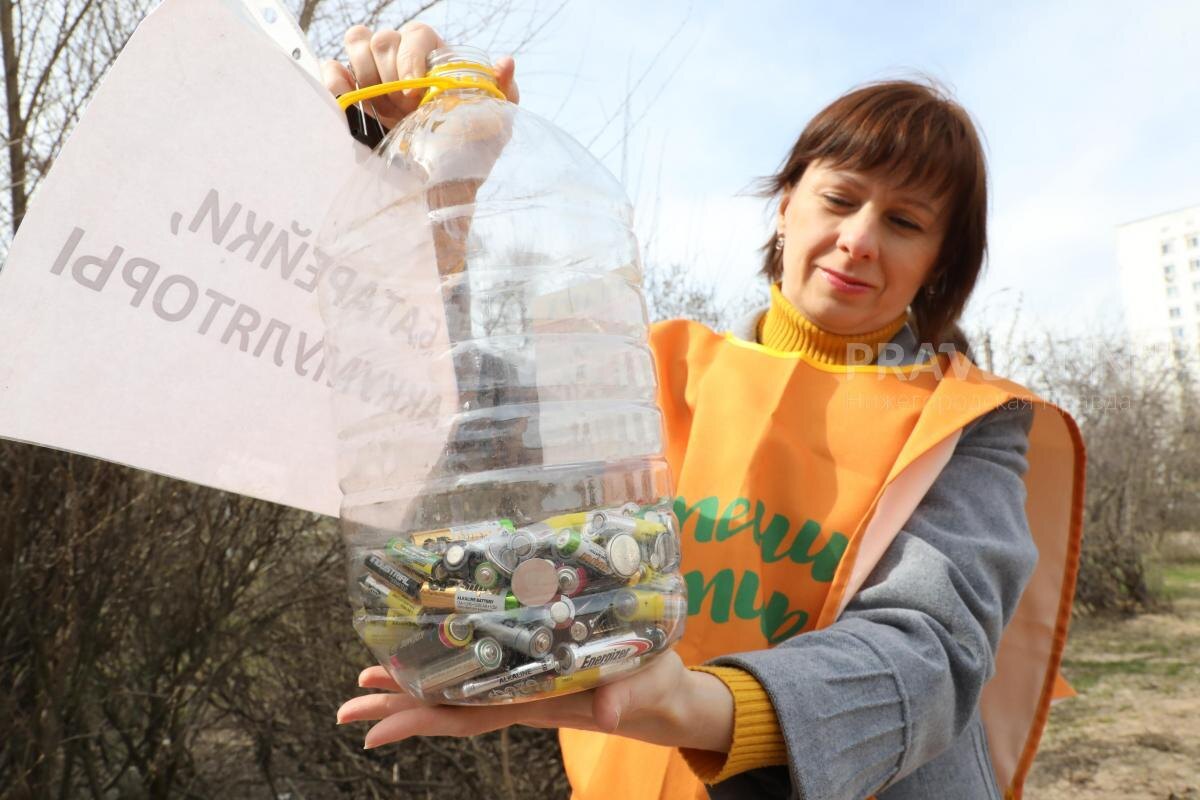    Сортировку отходов эксперты советуют начать с самого опасного - батареек и аккумуляторов