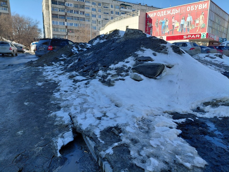 Вот такие большие сугробы на улицах. Фото: Надежда РЫЖКИНА