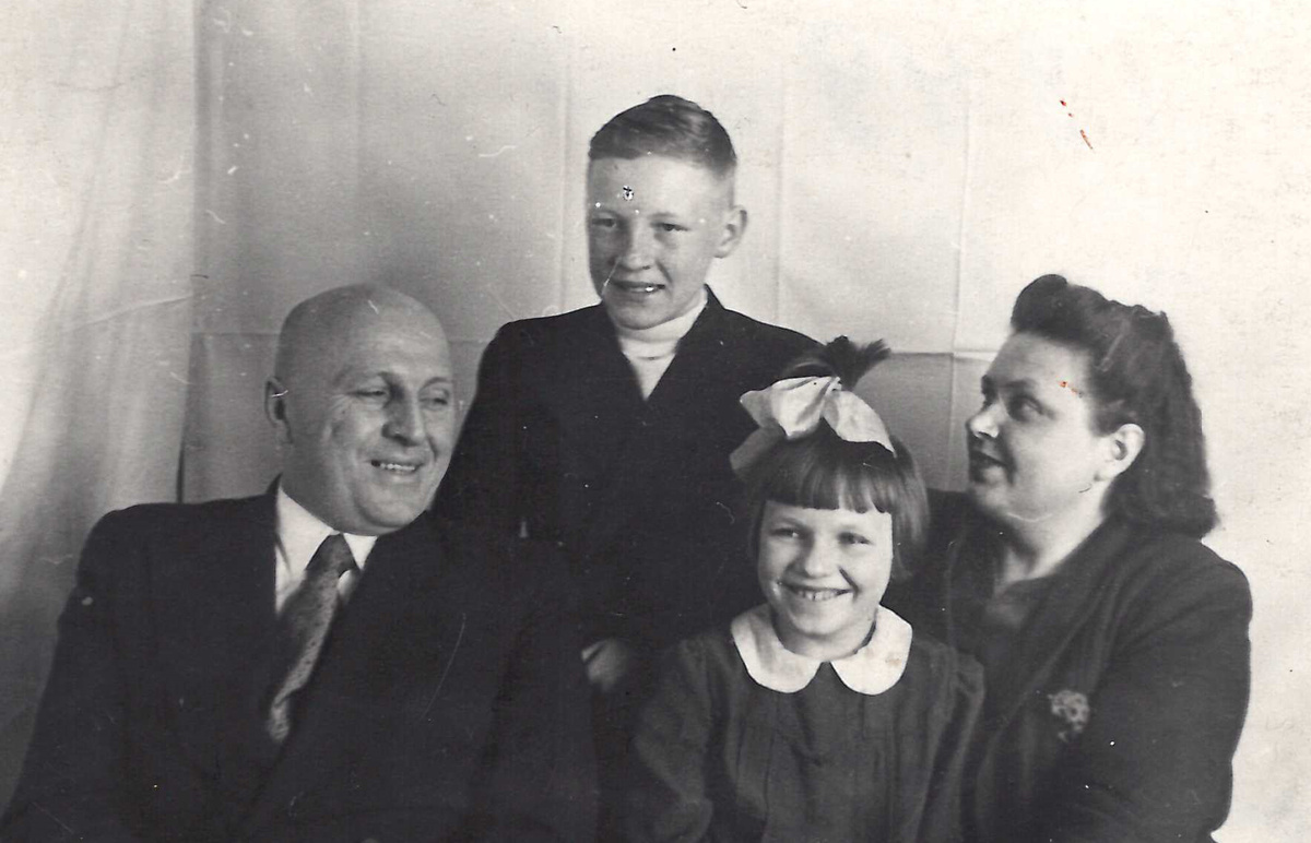 Г.С. Хламов с семьей (май 1943 года)