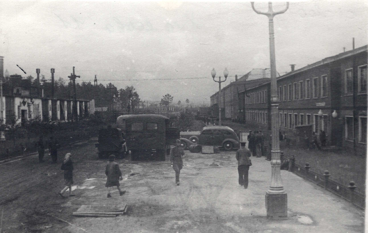 Благоустроена заводская территория (друг против друга стоят цехи инструментальный и моторный)