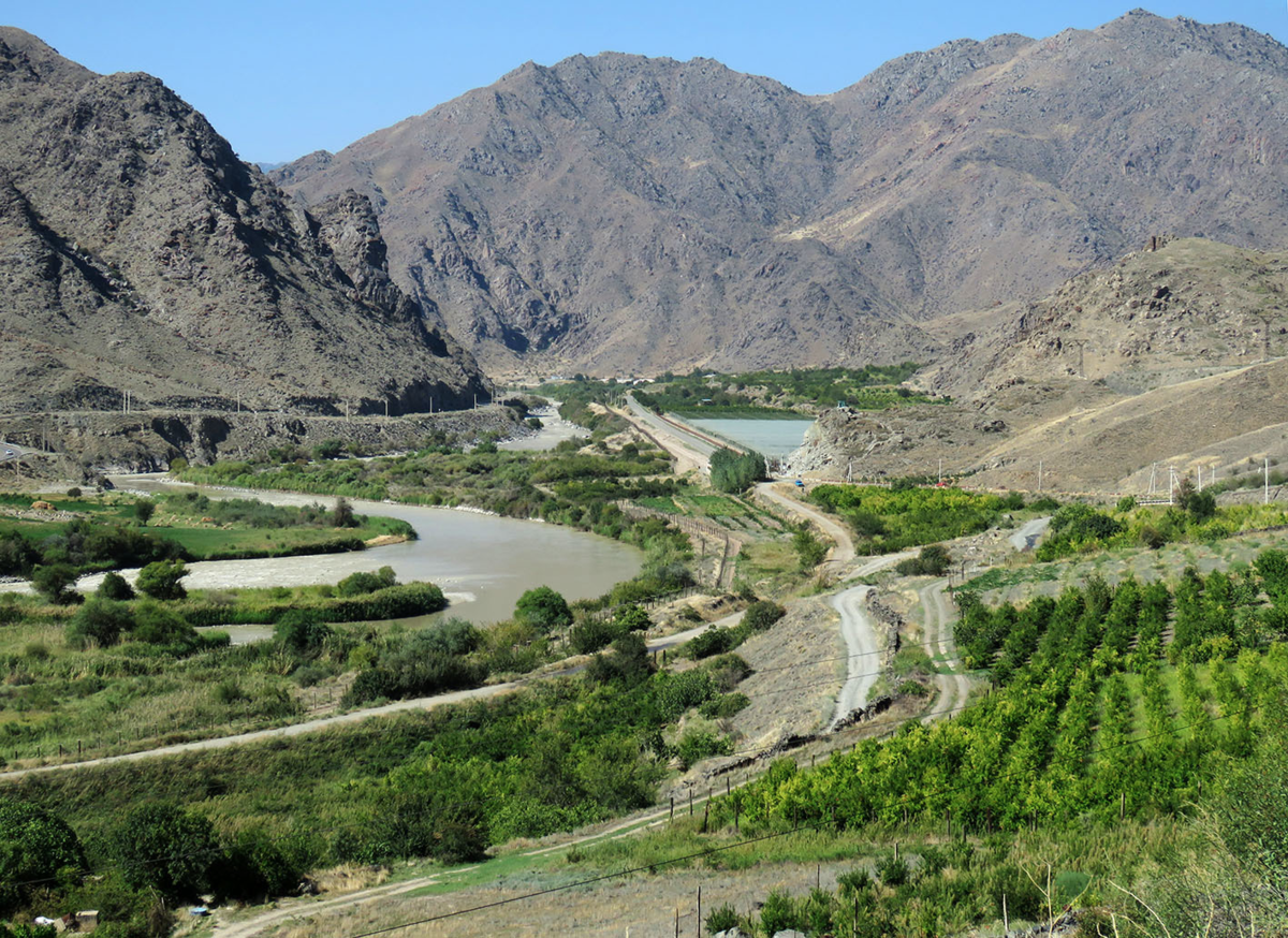Пограничная Река Аракс. Вид со стороны СССР. Реку вначале надо форсировать, а потом входить в узкие горные проходы по малочисленным дорогам.