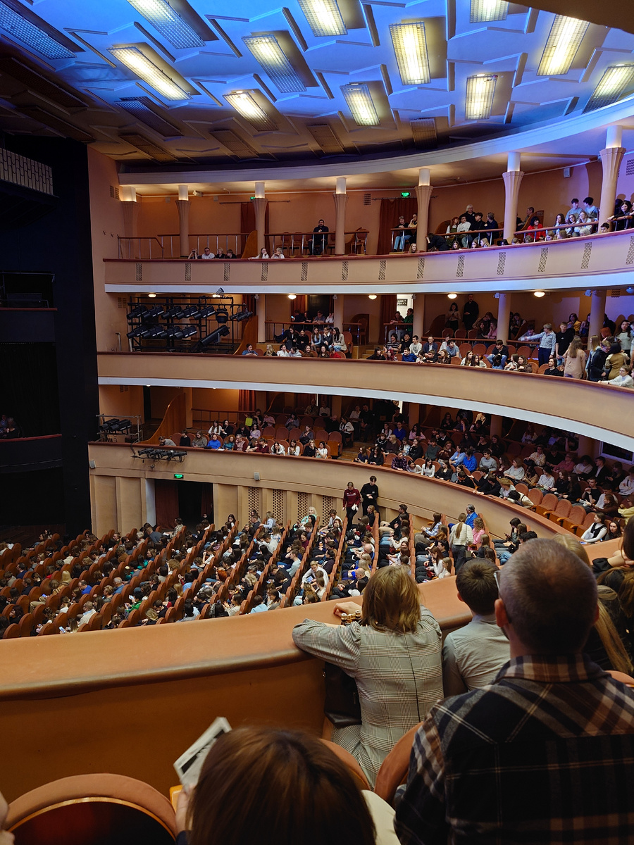 Фото автора с бюджетных мест театра.