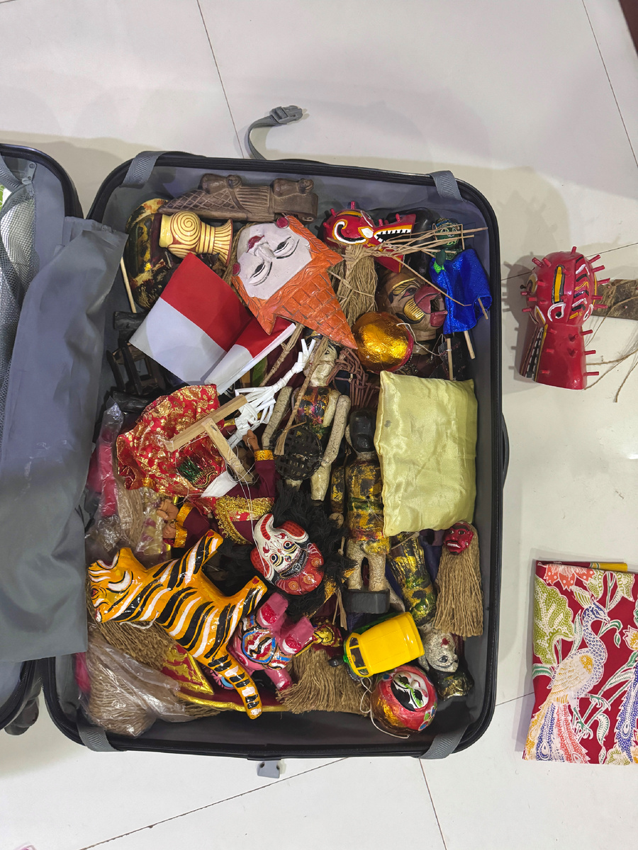 Вот так выглядит мой чемодан, за кадром сотня книг, которую предстоит перевозить. 