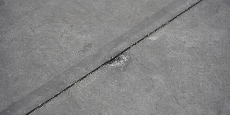 По обеим сторонам шва начинают появляться небольшие трещины.