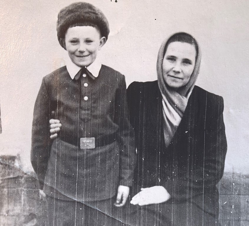    Мария с сыном Виктором. Инна Березова