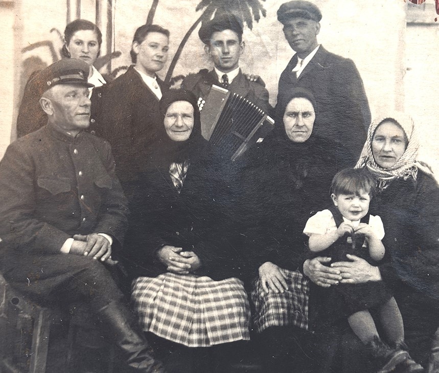    Большая семья Константина Петровича (слева), первого председателя колхоза. Инна Березова