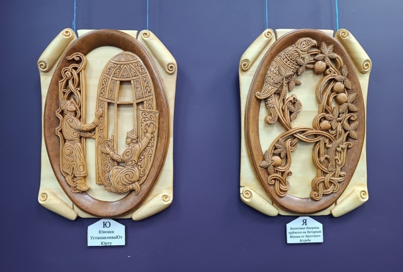 Резной алфавит представили в галерее Саянска