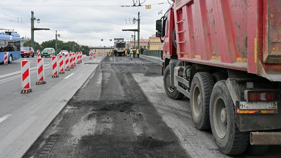    Ремонт дорожного покрытия на Дворцовом мосту. Автор фото: Ермохин Сергей