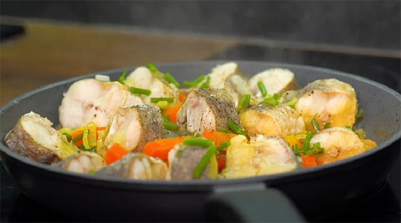 Минтай с овощами: секрет простого рыбного ужина, который нравится всем